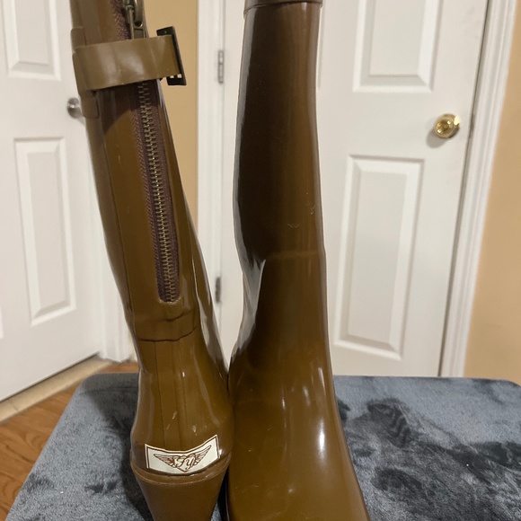 Rain boots - Picture 1 of 3